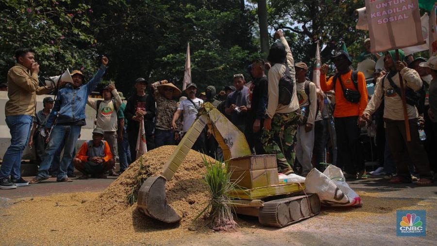Puluhan anggota Serikat Petani Indonesia (SPI) melakukan aksi unjuk rasa memperingati Hari Pangan Sedunia di kawasan Jalan Medan Merdeka Selatan, Kamis (16/10/2025). (CNBC Indonesia/Faisal Rahman)