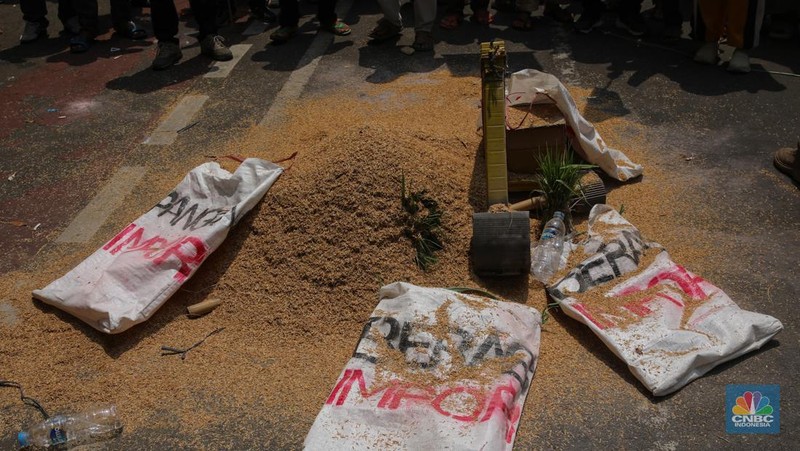 Puluhan anggota Serikat Petani Indonesia (SPI) melakukan aksi unjuk rasa memperingati Hari Pangan Sedunia di kawasan Jalan Medan Merdeka Selatan, Kamis (16/10/2025). (CNBC Indonesia/Faisal Rahman)