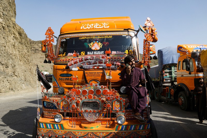 Truk-truk bermuatan perbekalan parkir di sepanjang jalan menuju perbatasan Torkham, setelah Pakistan menutup perlintasan perbatasan dengan Afghanistan, menyusul baku tembak antara pasukan kedua negara, di Torkham, Pakistan, 15 Oktober 2025. Truk-truk bermuatan perbekalan parkir di sepanjang jalan menuju perbatasan Torkham, setelah Pakistan menutup perlintasan perbatasan dengan Afghanistan, menyusul baku tembak antara pasukan kedua negara, di Torkham, Pakistan, 15 Oktober 2025. (REUTERS/Fayaz Aziz)