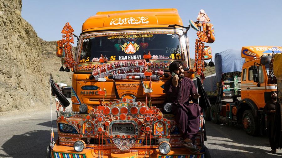 Truk-truk bermuatan perbekalan parkir di sepanjang jalan menuju perbatasan Torkham, setelah Pakistan menutup perlintasan perbatasan dengan Afghanistan, menyusul baku tembak antara pasukan kedua negara, di Torkham, Pakistan, 15 Oktober 2025. Truk-truk bermuatan perbekalan parkir di sepanjang jalan menuju perbatasan Torkham, setelah Pakistan menutup perlintasan perbatasan dengan Afghanistan, menyusul baku tembak antara pasukan kedua negara, di Torkham, Pakistan, 15 Oktober 2025. (REUTERS/Fayaz Aziz)