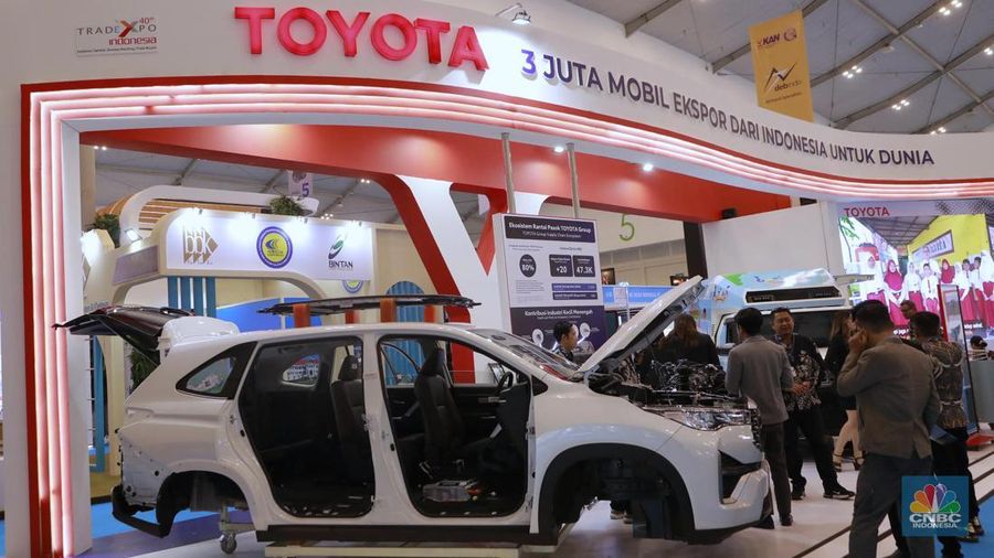 Toyota memamerkan Toyota Innova Zenix Hybrid yang dipajang di ajang Trade Expo Indonesia (TEI) 2025 di ICE BSD City, Tangerang, Kamis, (16/10/2025). Toyota memamerkan Toyota Innova Zenix Hybrid yang dipajang di ajang Trade Expo Indonesia (TEI) 2025 di ICE BSD City, Tangerang, Kamis, (16/10/2025). (CNBC Indonesia/Muhammad Sabki)