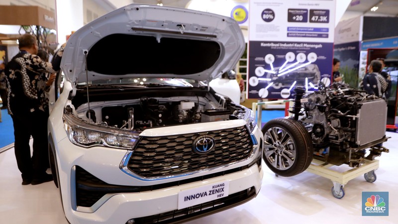 Toyota memamerkan Toyota Innova Zenix Hybrid yang dipajang di ajang Trade Expo Indonesia (TEI) 2025 di ICE BSD City, Tangerang, Kamis, (16/10/2025). (CNBC Indonesia/Muhammad Sabki)