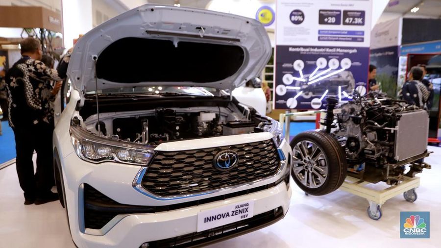Toyota memamerkan Toyota Innova Zenix Hybrid yang dipajang di ajang Trade Expo Indonesia (TEI) 2025 di ICE BSD City, Tangerang, Kamis, (16/10/2025). Toyota memamerkan Toyota Innova Zenix Hybrid yang dipajang di ajang Trade Expo Indonesia (TEI) 2025 di ICE BSD City, Tangerang, Kamis, (16/10/2025). (CNBC Indonesia/Muhammad Sabki)