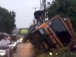 Sopir Kurang Fokus dan Lintasi Tanah Amblas, Truk di Bogor Terguling