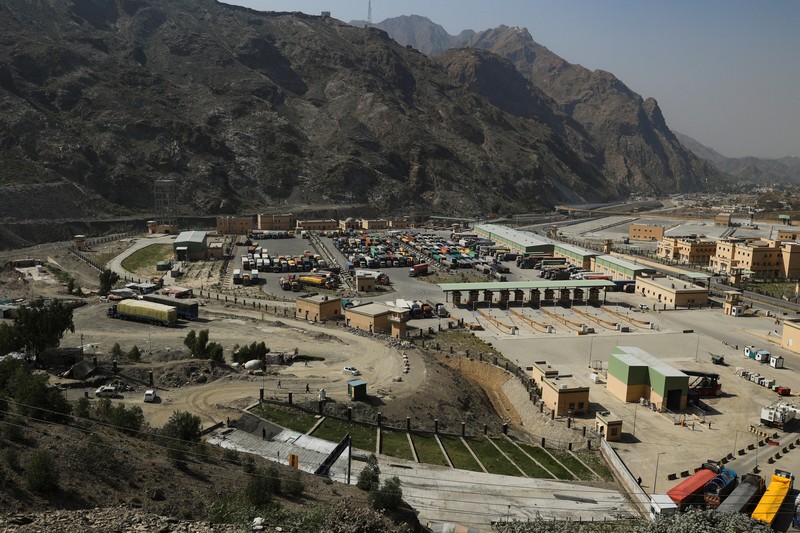 Truk-truk bermuatan perbekalan parkir di sepanjang jalan menuju perbatasan Torkham, setelah Pakistan menutup perlintasan perbatasan dengan Afghanistan, menyusul baku tembak antara pasukan kedua negara, di Torkham, Pakistan, 15 Oktober 2025. Truk-truk bermuatan perbekalan parkir di sepanjang jalan menuju perbatasan Torkham, setelah Pakistan menutup perlintasan perbatasan dengan Afghanistan, menyusul baku tembak antara pasukan kedua negara, di Torkham, Pakistan, 15 Oktober 2025. (REUTERS/Fayaz Aziz)