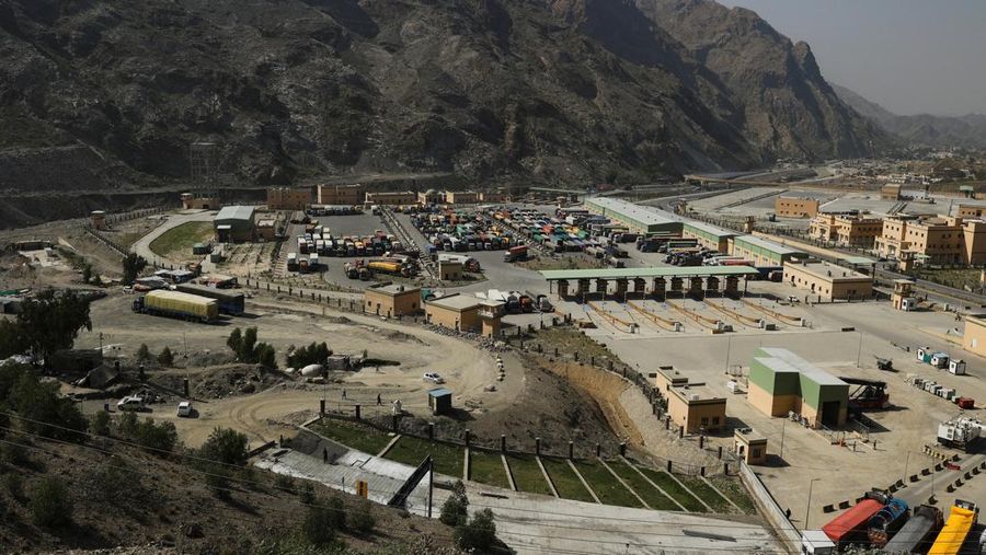 Truk-truk bermuatan perbekalan parkir di sepanjang jalan menuju perbatasan Torkham, setelah Pakistan menutup perlintasan perbatasan dengan Afghanistan, menyusul baku tembak antara pasukan kedua negara, di Torkham, Pakistan, 15 Oktober 2025. (REUTERS/Fayaz Aziz)