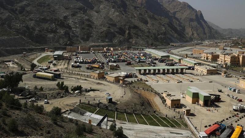 Truk-truk bermuatan perbekalan parkir di sepanjang jalan menuju perbatasan Torkham, setelah Pakistan menutup perlintasan perbatasan dengan Afghanistan, menyusul baku tembak antara pasukan kedua negara, di Torkham, Pakistan, 15 Oktober 2025. (REUTERS/Fayaz Aziz)