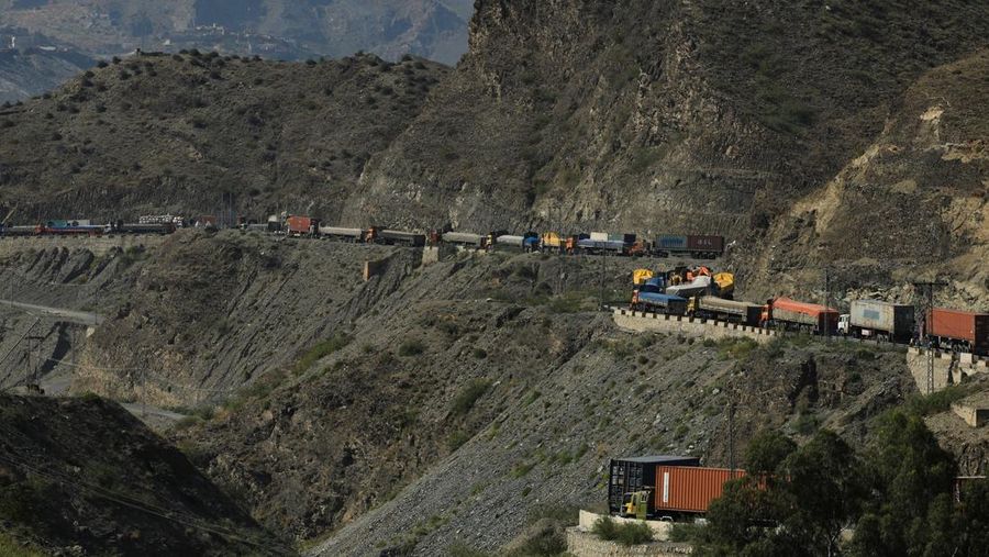 Truk-truk bermuatan perbekalan parkir di sepanjang jalan menuju perbatasan Torkham, setelah Pakistan menutup perlintasan perbatasan dengan Afghanistan, menyusul baku tembak antara pasukan kedua negara, di Torkham, Pakistan, 15 Oktober 2025. Truk-truk bermuatan perbekalan parkir di sepanjang jalan menuju perbatasan Torkham, setelah Pakistan menutup perlintasan perbatasan dengan Afghanistan, menyusul baku tembak antara pasukan kedua negara, di Torkham, Pakistan, 15 Oktober 2025. (REUTERS/Fayaz Aziz)