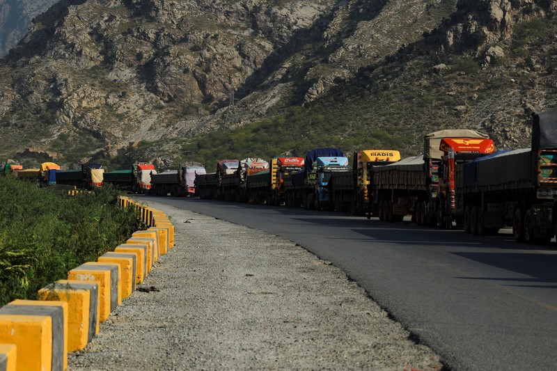 Truk-truk bermuatan perbekalan parkir di sepanjang jalan menuju perbatasan Torkham, setelah Pakistan menutup perlintasan perbatasan dengan Afghanistan, menyusul baku tembak antara pasukan kedua negara, di Torkham, Pakistan, 15 Oktober 2025. Truk-truk bermuatan perbekalan parkir di sepanjang jalan menuju perbatasan Torkham, setelah Pakistan menutup perlintasan perbatasan dengan Afghanistan, menyusul baku tembak antara pasukan kedua negara, di Torkham, Pakistan, 15 Oktober 2025. (REUTERS/Fayaz Aziz)