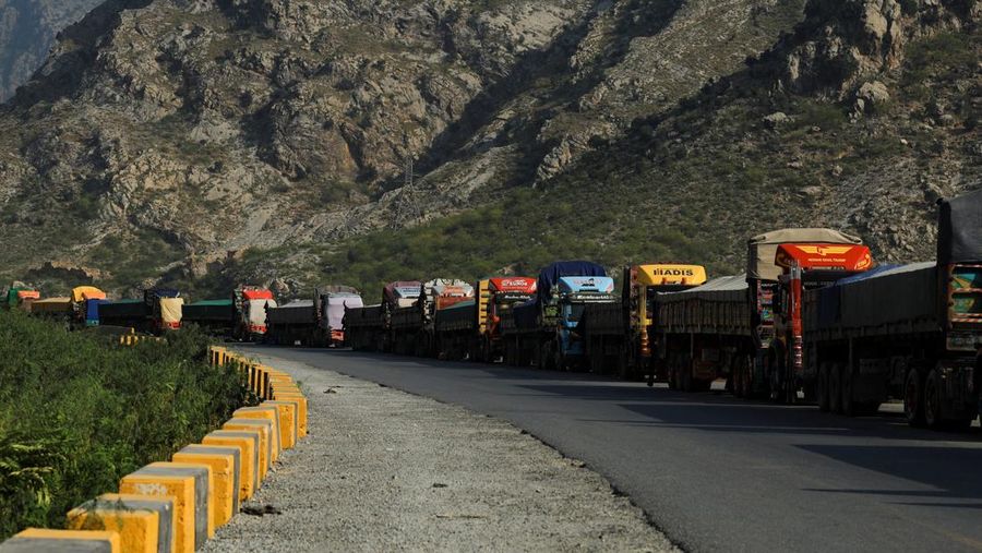 Truk-truk bermuatan perbekalan parkir di sepanjang jalan menuju perbatasan Torkham, setelah Pakistan menutup perlintasan perbatasan dengan Afghanistan, menyusul baku tembak antara pasukan kedua negara, di Torkham, Pakistan, 15 Oktober 2025. (REUTERS/Fayaz Aziz)