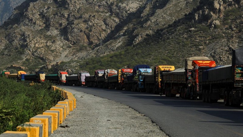 Truk-truk bermuatan perbekalan parkir di sepanjang jalan menuju perbatasan Torkham, setelah Pakistan menutup perlintasan perbatasan dengan Afghanistan, menyusul baku tembak antara pasukan kedua negara, di Torkham, Pakistan, 15 Oktober 2025. (REUTERS/Fayaz Aziz)