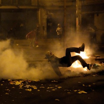 Potret Mencekam Demo Berujung Chaos, Kota Membara bak Medan Perang