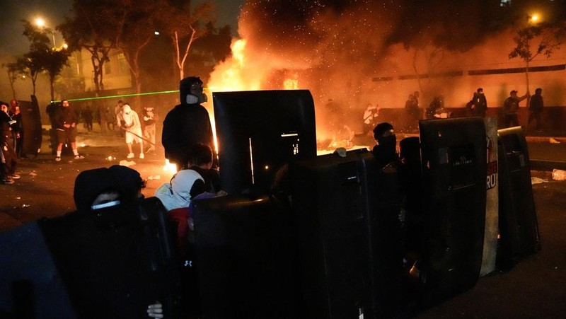 Unjuk rasa memprotes maraknya aksi kriminal diwarnai kerusuhan dan kekerasan di Lima, ibu kota Peru, pada Rabu (15/10)/2025) waktu setempat. (REUTERS/Angela Ponce)