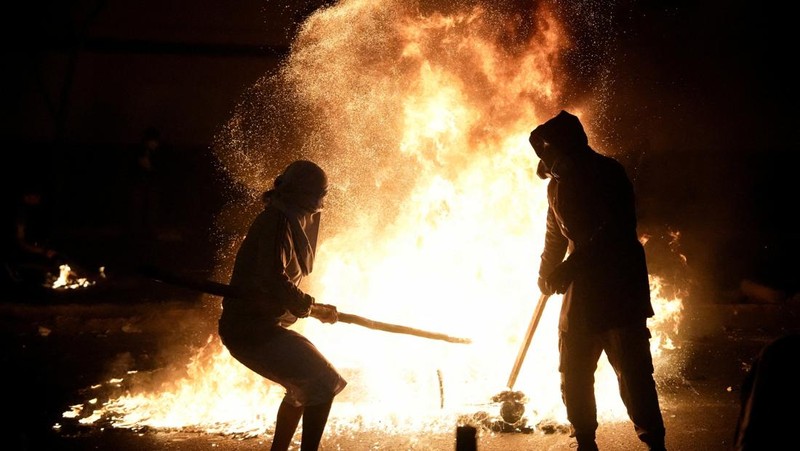 Unjuk rasa memprotes maraknya aksi kriminal diwarnai kerusuhan dan kekerasan di Lima, ibu kota Peru, pada Rabu (15/10)/2025) waktu setempat. (REUTERS/Angela Ponce)