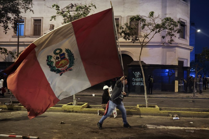 Unjuk rasa memprotes maraknya aksi kriminal diwarnai kerusuhan dan kekerasan di Lima, ibu kota Peru, pada Rabu (15/10)/2025) waktu setempat. (REUTERS/Angela Ponce)