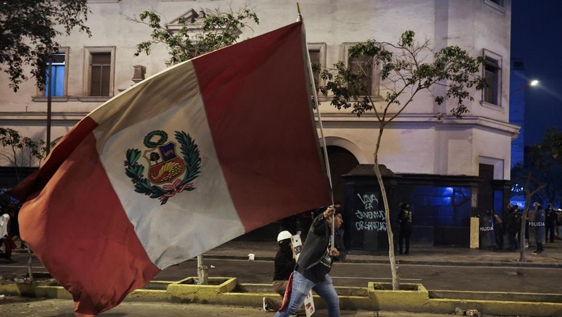 Unjuk rasa memprotes maraknya aksi kriminal diwarnai kerusuhan dan kekerasan di Lima, ibu kota Peru, pada Rabu (15/10)/2025) waktu setempat. (REUTERS/Angela Ponce)