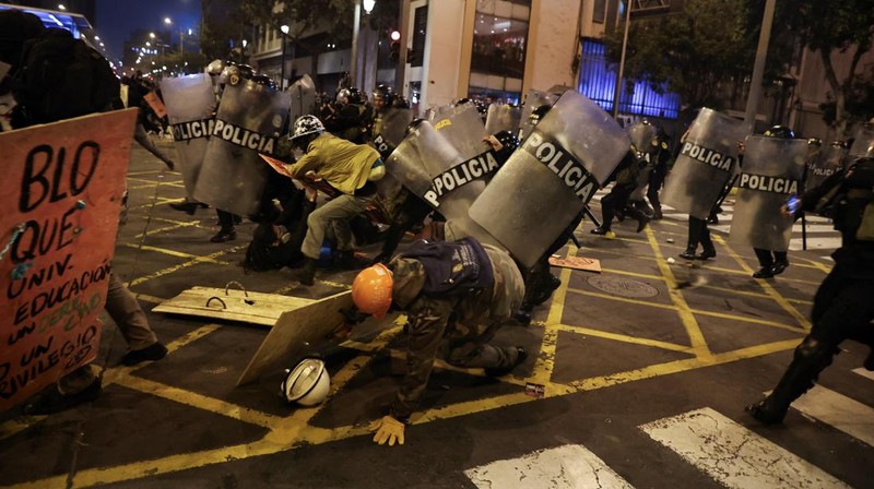 Unjuk rasa memprotes maraknya aksi kriminal diwarnai kerusuhan dan kekerasan di Lima, ibu kota Peru, pada Rabu (15/10)/2025) waktu setempat. (REUTERS/Angela Ponce)