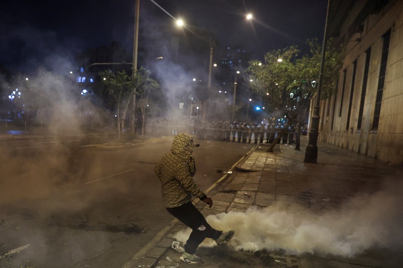 Unjuk rasa memprotes maraknya aksi kriminal diwarnai kerusuhan dan kekerasan di Lima, ibu kota Peru, pada Rabu (15/10)/2025) waktu setempat. (REUTERS/Angela Ponce)