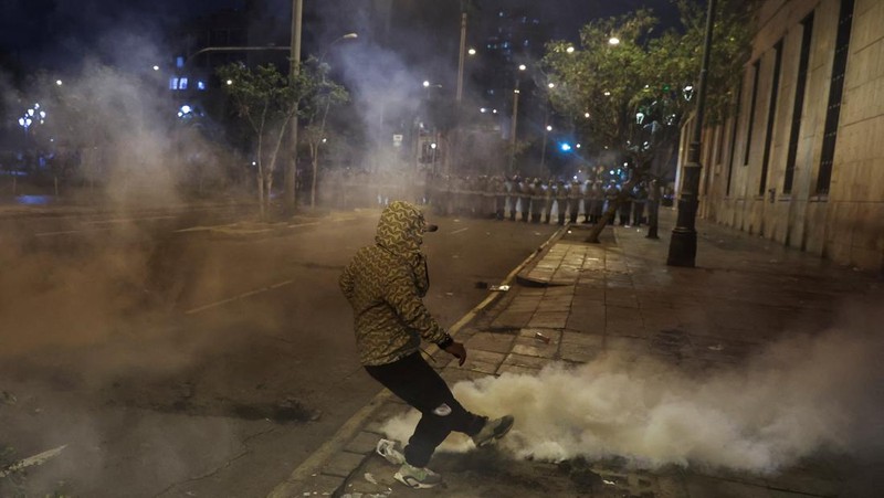 Unjuk rasa memprotes maraknya aksi kriminal diwarnai kerusuhan dan kekerasan di Lima, ibu kota Peru, pada Rabu (15/10)/2025) waktu setempat. (REUTERS/Angela Ponce)
