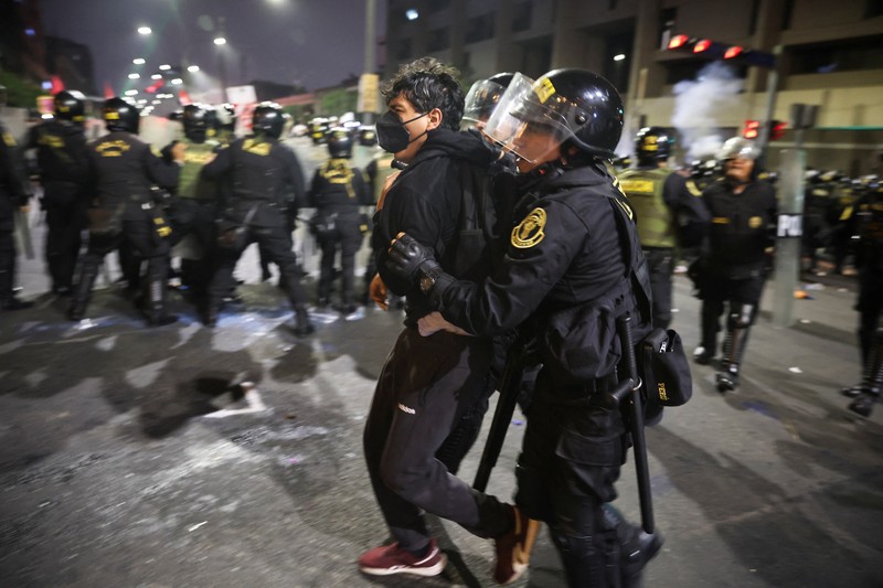 Unjuk rasa memprotes maraknya aksi kriminal diwarnai kerusuhan dan kekerasan di Lima, ibu kota Peru, pada Rabu (15/10)/2025) waktu setempat. (REUTERS/Angela Ponce)