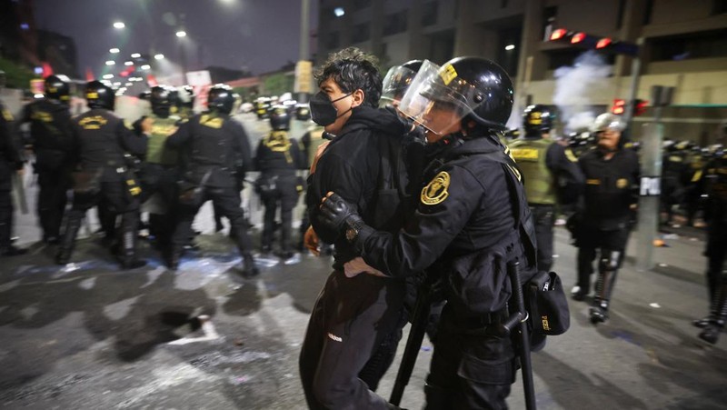 Unjuk rasa memprotes maraknya aksi kriminal diwarnai kerusuhan dan kekerasan di Lima, ibu kota Peru, pada Rabu (15/10)/2025) waktu setempat. (REUTERS/Angela Ponce)