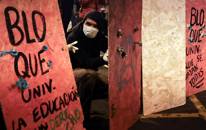 Unjuk rasa memprotes maraknya aksi kriminal diwarnai kerusuhan dan kekerasan di Lima, ibu kota Peru, pada Rabu (15/10)/2025) waktu setempat. (REUTERS/Angela Ponce)