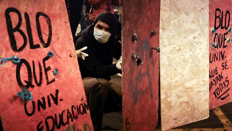 Unjuk rasa memprotes maraknya aksi kriminal diwarnai kerusuhan dan kekerasan di Lima, ibu kota Peru, pada Rabu (15/10)/2025) waktu setempat. (REUTERS/Angela Ponce)