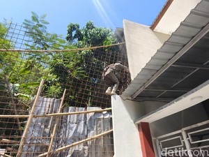 Datangi Rumah Ari Pemblokir Jalan Kampung, Satpol PP Disambut Gonggongan Anjing