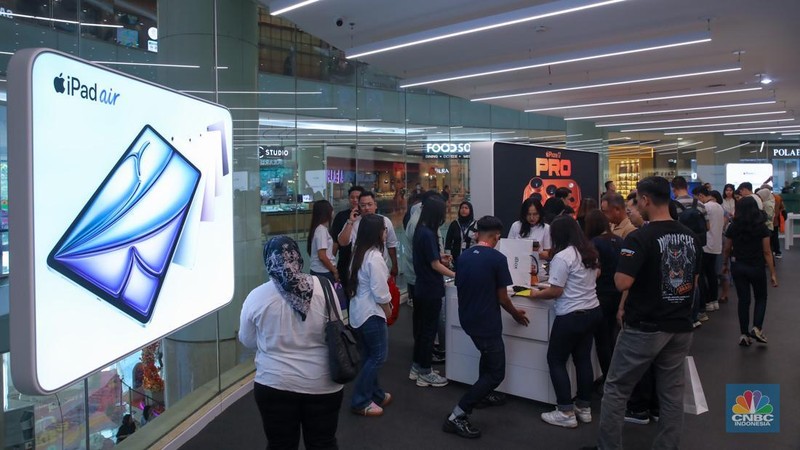 Calon pembeli melihat iPhone 17 Series di Gerai iBox Kota Kasablanka, Jakarta, Jumat (17/10/2025). (CNBC Indonesia/Faisal Rahman)