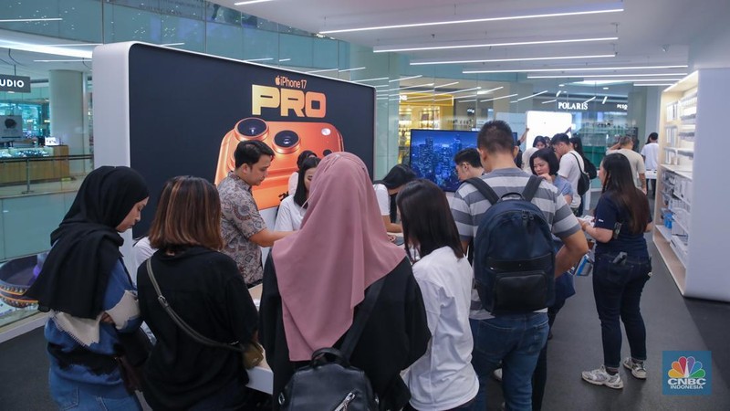 Calon pembeli melihat iPhone 17 Series di Gerai iBox Kota Kasablanka, Jakarta, Jumat (17/10/2025). (CNBC Indonesia/Faisal Rahman)