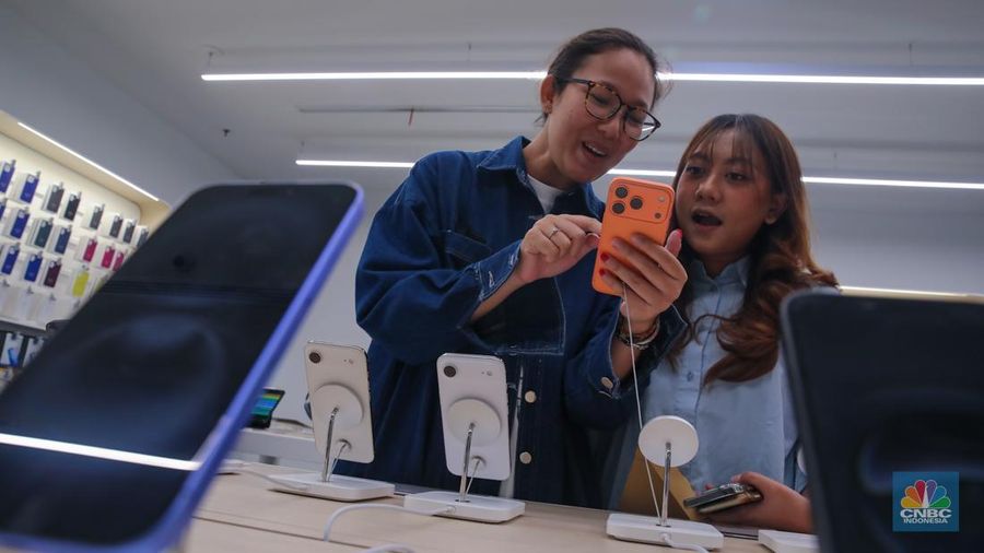 Calon pembeli melihat iPhone 17 Series di Gerai iBox Kota Kasablanka, Jakarta, Jumat (17/10/2025). (CNBC Indonesia/Faisal Rahman)