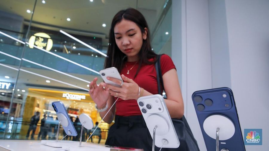 Calon pembeli melihat iPhone 17 Series di Gerai iBox Kota Kasablanka, Jakarta, Jumat (17/10/2025). (CNBC Indonesia/Faisal Rahman)
