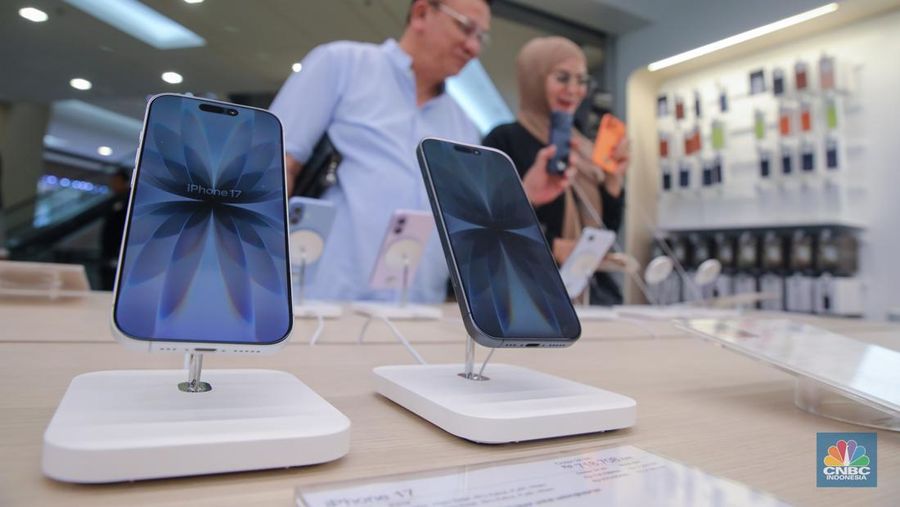 Calon pembeli melihat iPhone 17 Series di Gerai iBox Kota Kasablanka, Jakarta, Jumat (17/10/2025). (CNBC Indonesia/Faisal Rahman)
