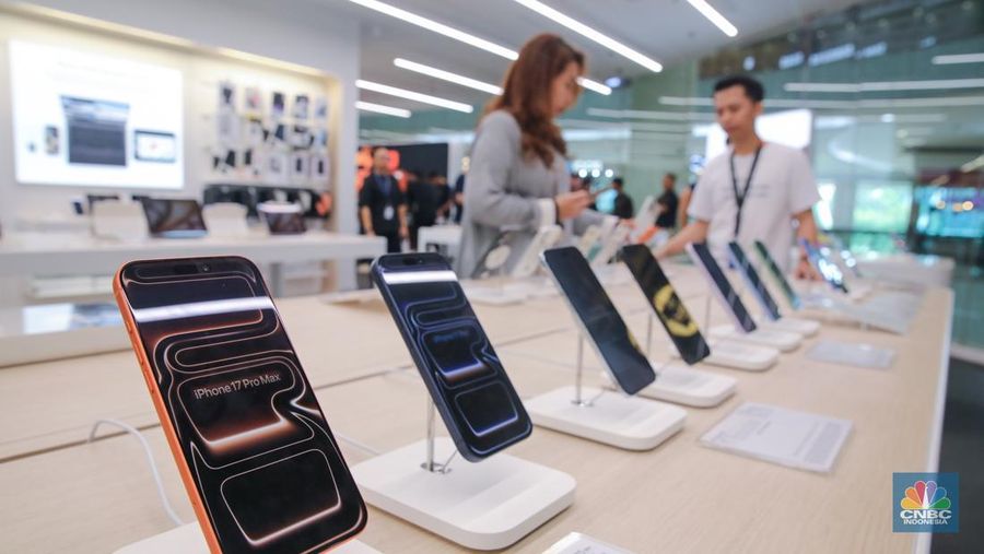 Calon pembeli melihat iPhone 17 Series di Gerai iBox Kota Kasablanka, Jakarta, Jumat (17/10/2025). Calon pembeli melihat iPhone 17 Series di Gerai iBox Kota Kasablanka, Jakarta, Jumat (17/10/2025). (CNBC Indonesia/Faisal Rahman)