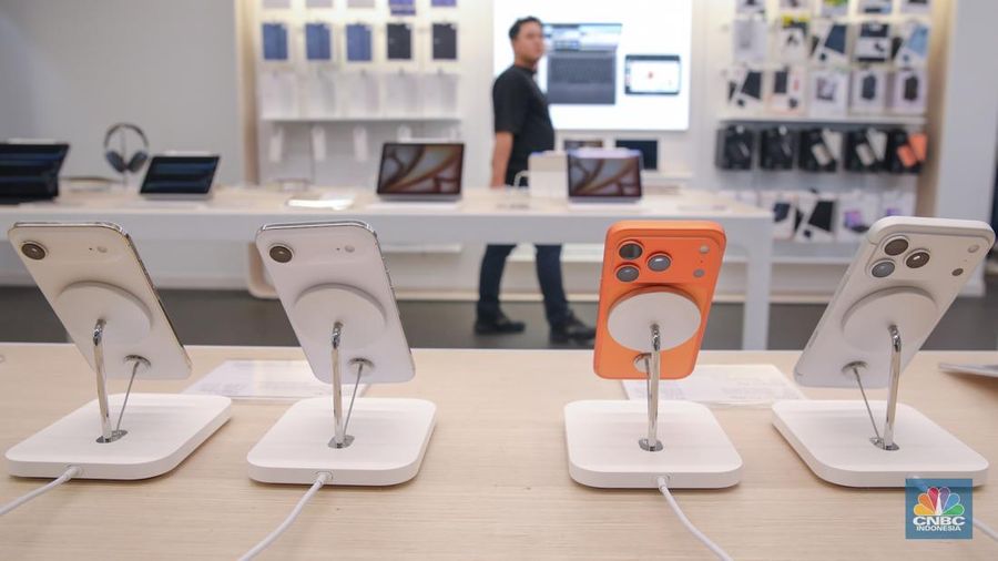 Calon pembeli melihat iPhone 17 Series di Gerai iBox Kota Kasablanka, Jakarta, Jumat (17/10/2025). (CNBC Indonesia/Faisal Rahman)