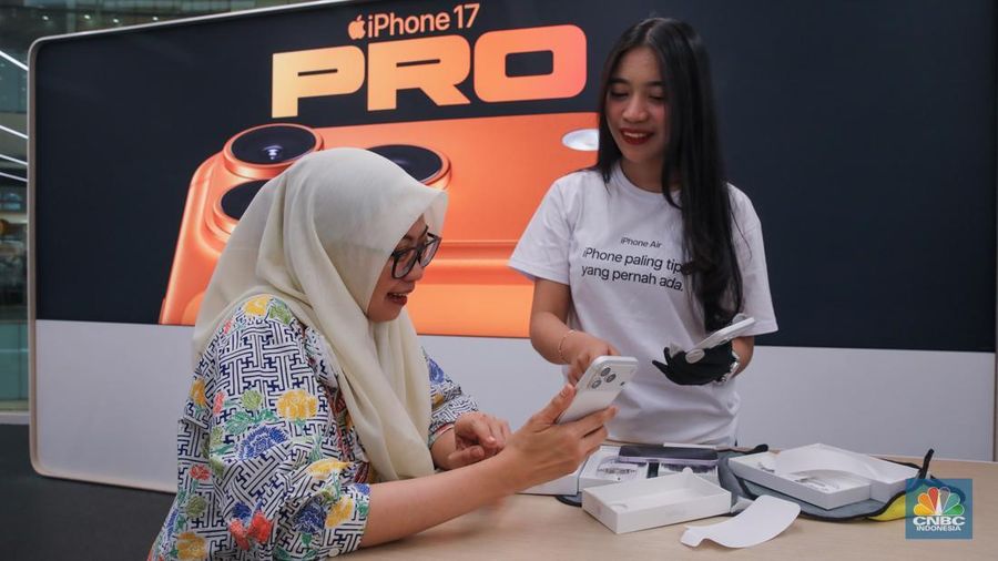 Calon pembeli melihat iPhone 17 Series di Gerai iBox Kota Kasablanka, Jakarta, Jumat (17/10/2025). (CNBC Indonesia/Faisal Rahman)