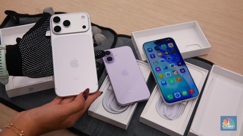 Calon pembeli melihat iPhone 17 Series di Gerai iBox Kota Kasablanka, Jakarta, Jumat (17/10/2025). (CNBC Indonesia/Faisal Rahman)