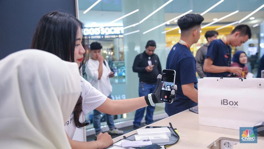 Calon pembeli melihat iPhone 17 Series di Gerai iBox Kota Kasablanka, Jakarta, Jumat (17/10/2025). (CNBC Indonesia/Faisal Rahman)
