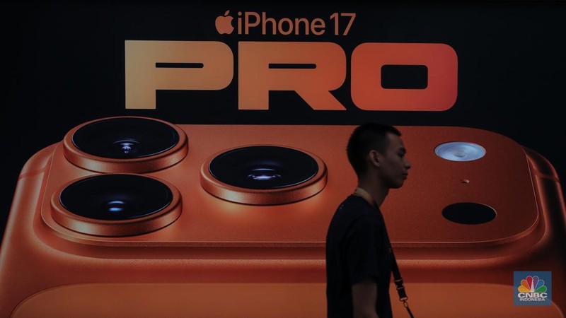 Calon pembeli melihat iPhone 17 Series di Gerai iBox Kota Kasablanka, Jakarta, Jumat (17/10/2025). (CNBC Indonesia/Faisal Rahman)