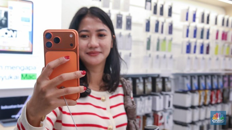 Calon pembeli melihat iPhone 17 Series di Gerai iBox Kota Kasablanka, Jakarta, Jumat (17/10/2025). (CNBC Indonesia/Faisal Rahman)