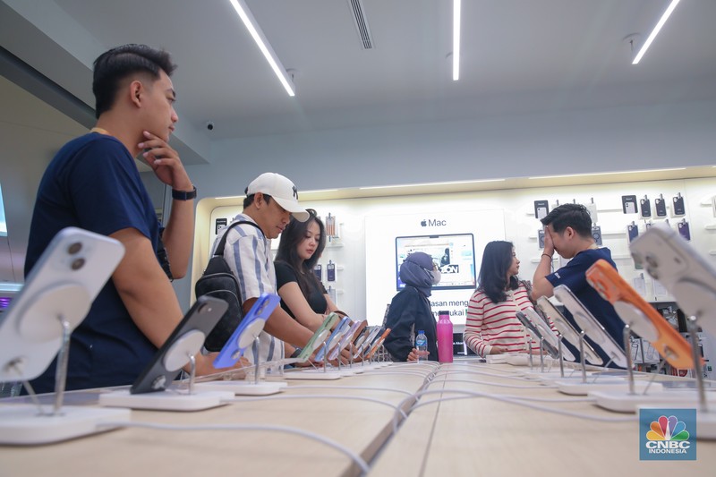Calon pembeli melihat iPhone 17 Series di Gerai iBox Kota Kasablanka, Jakarta, Jumat (17/10/2025). Calon pembeli melihat iPhone 17 Series di Gerai iBox Kota Kasablanka, Jakarta, Jumat (17/10/2025). (CNBC Indonesia/Faisal Rahman)