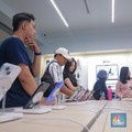 Calon pembeli melihat iPhone 17 Series di Gerai iBox Kota Kasablanka, Jakarta, Jumat (17/10/2025). (CNBC Indonesia/Faisal Rahman)