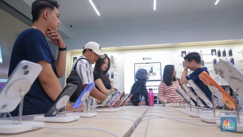 Calon pembeli melihat iPhone 17 Series di Gerai iBox Kota Kasablanka, Jakarta, Jumat (17/10/2025). (CNBC Indonesia/Faisal Rahman)
