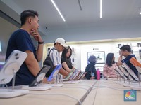 Calon pembeli melihat iPhone 17 Series di Gerai iBox Kota Kasablanka, Jakarta, Jumat (17/10/2025). (CNBC Indonesia/Faisal Rahman)