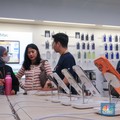 Calon pembeli melihat iPhone 17 Series di Gerai iBox Kota Kasablanka, Jakarta, Jumat (17/10/2025). (CNBC Indonesia/Faisal Rahman)