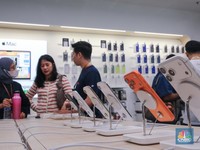 Calon pembeli melihat iPhone 17 Series di Gerai iBox Kota Kasablanka, Jakarta, Jumat (17/10/2025). (CNBC Indonesia/Faisal Rahman)