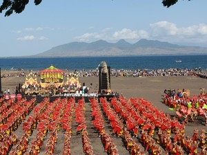 Festival Gandrung Sewu 2025, Harmoni Ribuan Penari di Tepi Selat Bali