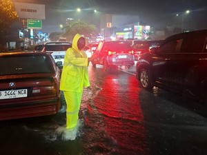 Jalan Margonda Depok Tergenang Banjir, Lalin Macet Panjang