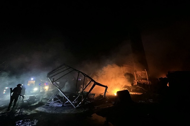 Kebakaran yang menghanguskan kompleks pabrik semen di Desa Ansar, dekat Doueir, Lebanon selatan, menyusul serangkaian serangan udara Israel, Kamis (16/10/2025). Kebakaran yang menghanguskan kompleks pabrik semen di Desa Ansar, dekat Doueir, Lebanon selatan, menyusul serangkaian serangan udara Israel, Kamis (16/10/2025). (AFP/MAHMOUD ZAYYAT)