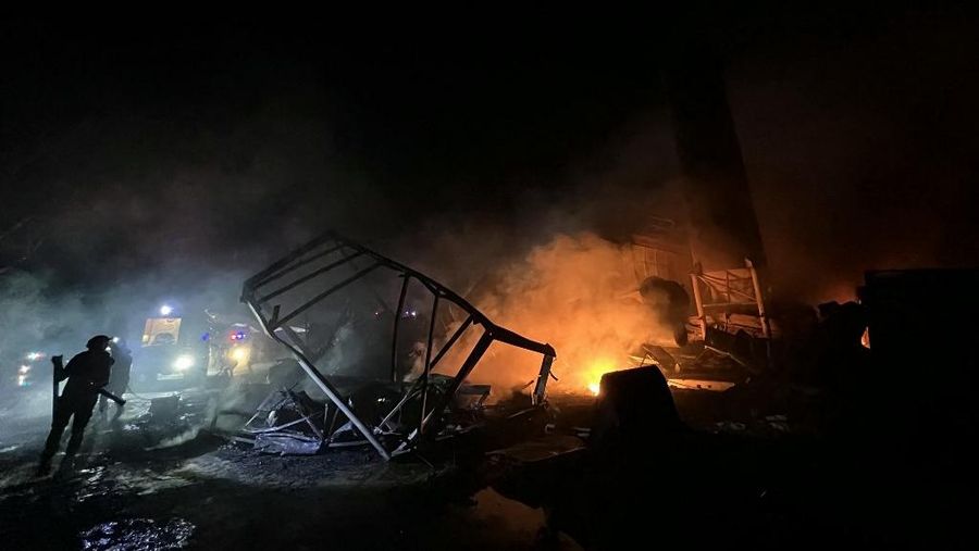 Kebakaran yang menghanguskan kompleks pabrik semen di Desa Ansar, dekat Doueir, Lebanon selatan, menyusul serangkaian serangan udara Israel, Kamis (16/10/2025). Kebakaran yang menghanguskan kompleks pabrik semen di Desa Ansar, dekat Doueir, Lebanon selatan, menyusul serangkaian serangan udara Israel, Kamis (16/10/2025). (AFP/MAHMOUD ZAYYAT)
